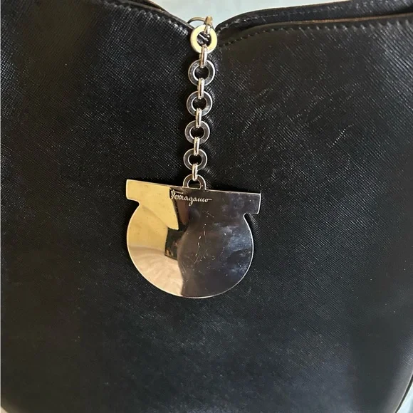 Salvatore Ferragamo bag. - Picture 2 of 6